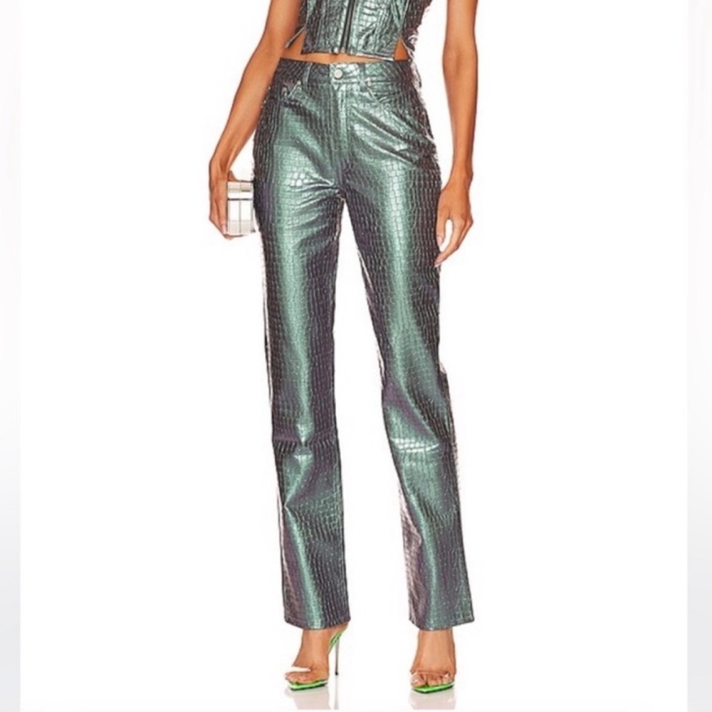 Heston Straight Leg in Mermaid Iridescent
AFRM
Color: Mermaid Iridescent